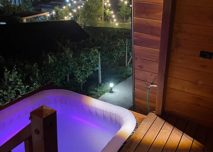 Azalea 2, Cozy Wooden * 地拉那